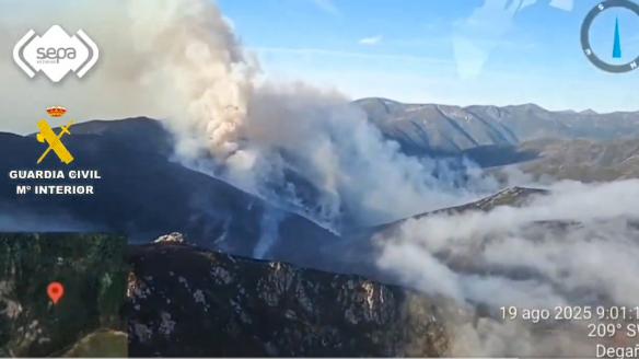 Captura vídeo del SEPA del fuego que ha avanzado hacia Degaña (Asturias) desde el valle leonés de Peranzanes, en la comarca de El Bierzo.