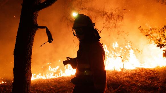 Lucha contra el fuego en el incendio que calcina Oimbra (Ourense).