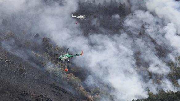 El incendio forestal originado en Larouco (Ourense), considerado ya el mayor de todos los declarados en Galicia desde que hay registros, sigue ardiendo sin control y amenaza áreas protegidas de los montes de la sierra de O Courel.