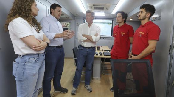 El líder del PP, Alberto Núñez Feijóo (c), visitando, acompañado del presidente de la Junta de Castilla y León, Alfonso Fernández Mañueco (2i), el puesto de mando avanzado de Palacios del Sil, en León.