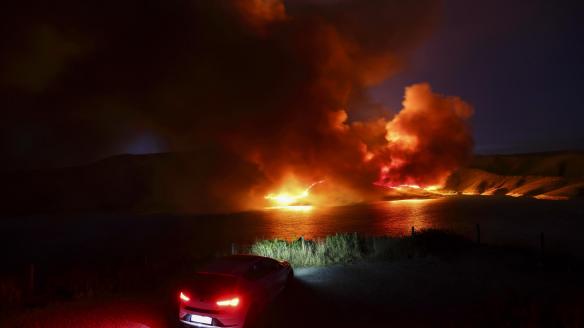 Estado de las llamas en el incendio que se originó en Chendrexa de Queixa a su llegada en la noche de este miércoles a la localidad de Vilariño de Conso, en Ourense.