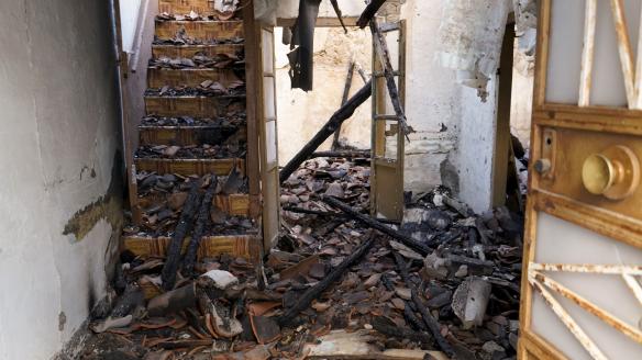 Interior de una vivienda de la localidad de Villar de Plasencia calcinada por el incendio de Jarilla (Cáceres).