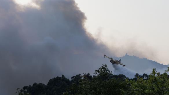 Un hidroavión trabaja en las labores de extinción del incendio en Vilaboa, parroquia de Santa Cristina de Cobres (Vigo, Pontevedra).
