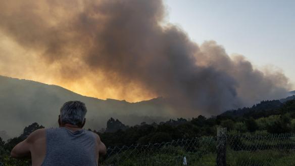 Vecinos observan el avance del fuego en Vilaboa, Galicia