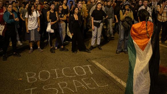 Centenares de personas se concentran ante la embajada de Israel en Barcelona