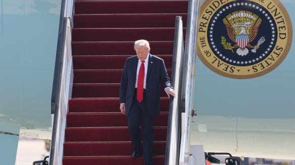 El presidente estadounidense, Donald Trump, tras aterrizar en el aeropuerto Ben Gurión, de Tel Aviv (Israel), para asistir a la firma de la propuesta de acuerdo de paz en Gaza, en Egipto.