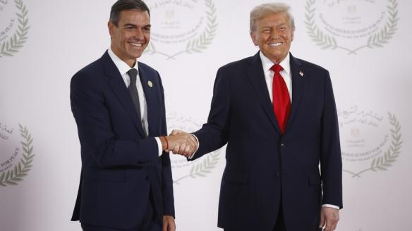 Pedro Sánchez y Donald Trump se saludan al comieno de la cumbre en Egipto
