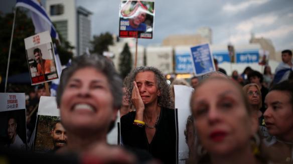 Una mujer llora en una concentración en Tel Aviv para pedir la liberación de los rehenes retenidos en Gaza
