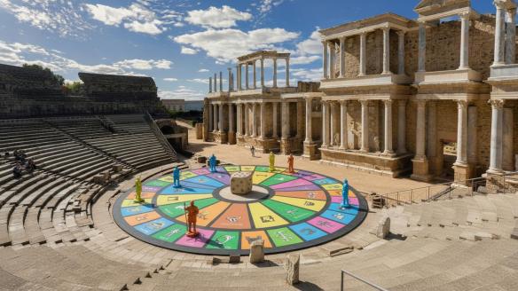 Ilustración digital generada por IA con un juego similar al Trivial en el anfiteatro romano de Mérida (Badajoz, Extremadura).