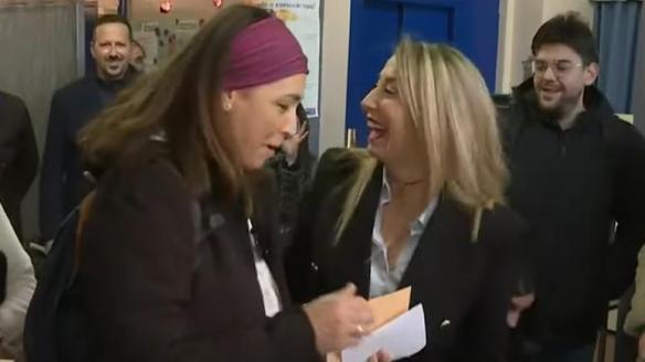 María Guardiola, justo antes de ejercer su derecho a voto.