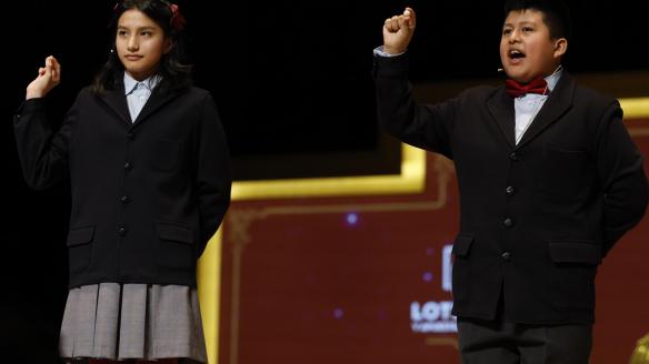 Aisha Solange y Gorka Calderón, cantan un cuarto premio, el 78.477, que ha sido agraciado con un cuarto premio en el Sorteo de la Lotería de Navidad y dotado con 200.000 euros a la serie (20.000 euros al décimo).