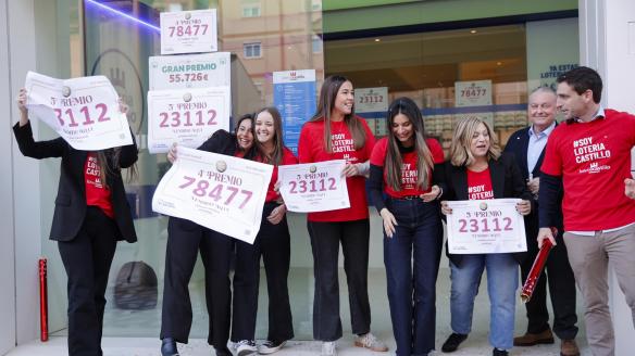 La administración de Alaquás en Valencia celebrando un quinto premio del Sorteo de la Lotería de Navidad: el 23.112.