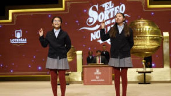 Las dos niñas de San Ildefonso cantan 'El Gordo' en el Teatro Real