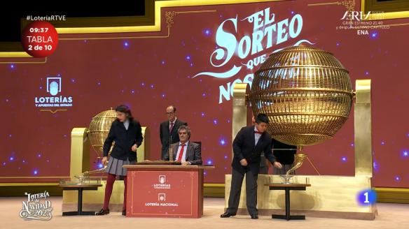 Los niños de San Ildefonso extraen las bolas durante el Sorteo Extraordinario de la Lotería de Navidad