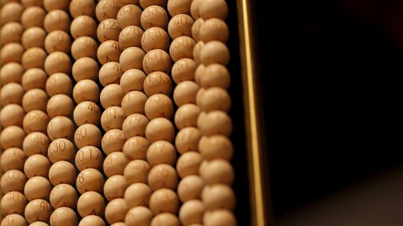 Bolas con los números del Sorteo Extraordinario de la Lotería de Navidad 2025 antes de ser introducidos en el bombo