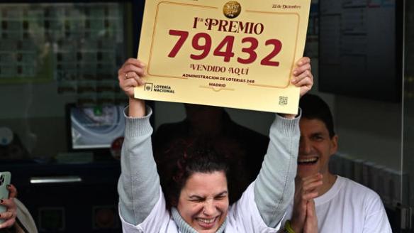 Trabajadoras de la administración de Madrid celebran haber vendido 'El Gordo'