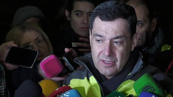 El presidente de la comunidad autónoma de Andalucía, Juan Manuel Moreno, habla con periodistas este domingo, en Adamuz, Córdoba, (España).
