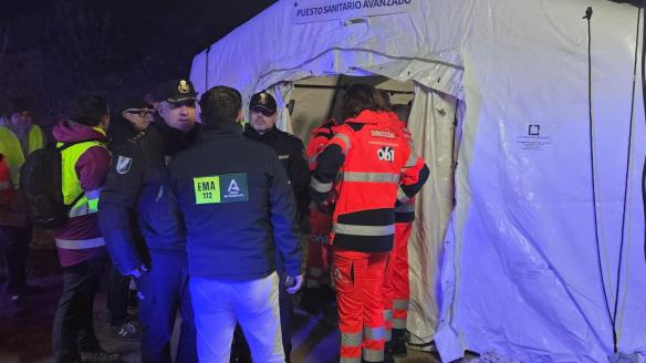 Fotografía tomada de la cuenta oficial @E112Andalucia que muestra a sus integrantes durante un trabajo de emergencia en la zona del accidente de Adamuz, este domingo.