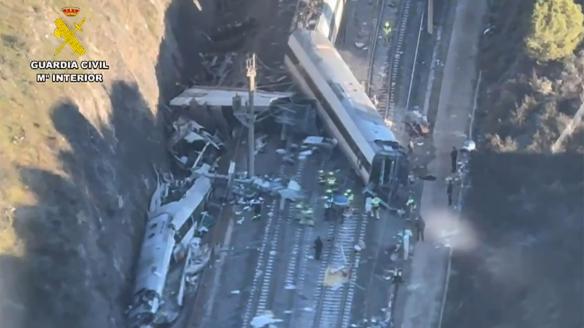 ADAMUZ (ESPAÑA), 19/01/2026.- Captura de imágenes áreas del accidente ferroviario en Adamuz (Córdoba) en el que al menos 39 personas han muerto y un centenar han resultado heridas, es el cuarto siniestro ferroviario más grave registrado en España. EFE/ Captura de vídeo de la Guardia Civil // SOLO USO EDITORIAL/SOLO DISPONIBLE PARA ILUSTRAR LA NOTICIA QUE ACOMPAÑA (CRÉDITO OBLIGATORIO)