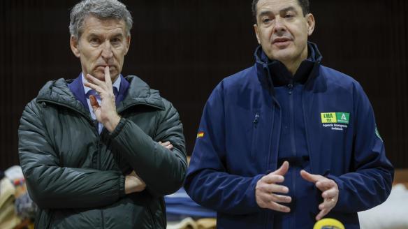 ADAMUZ (CÓRDOBA), 19/01/2026.- El presidente de la Junta de Andalucía Juanma Moreno Bonilla y el líder del PP Alberto Nuñez Feijóo, este lunes en Adamuz (Córdoba). Al menos 40 personas han fallecido en el accidente de trenes de Ademuz (Córdoba), y decenas han resultado heridas cuando un tren de la compañía Iryo procedente de Málaga con destino a Puerta de Atocha (Madrid), descarriló sus tres últimos vagones e invadió la vía contigua por la que en ese momento circulaba otro convoy de Renfe con destino a Huelva, que también descarriló.- EFE/ Jorge Zapata