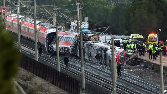 Lugar del accidente ferroviario en Adamuz (Córdoba) en el que un tren Iryo ha descarrillado impactando con un Alvia y causando cerca de medio centenar de muertos.