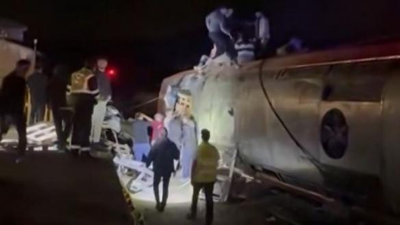 Siniestro tras el descarrilamiento de un tren Iryo que ha impactado con un Alvia en Adamuz (Córdoba, Andalucía).