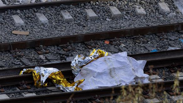 Trabajos de los servicios de emergencia, este lunes sobre las vías a la altura de Adamuz