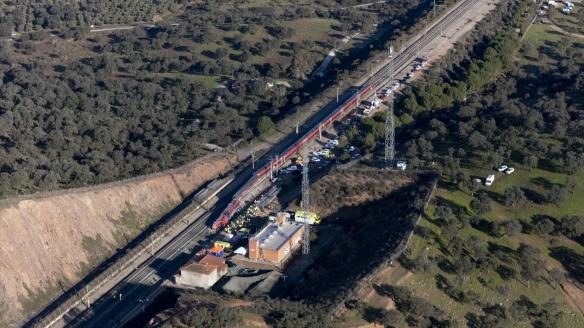 Vista aérea este lunes de los trenes accidentados ayer domingo cerca de Adamuz (Córdoba),