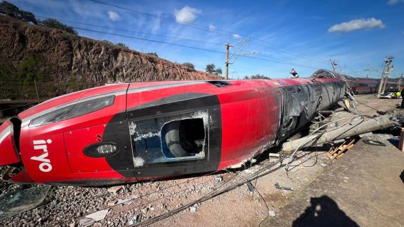 Vista del tren Iryo que descarriló en Adamuz, Córdoba, e impactó contra un Alvia.