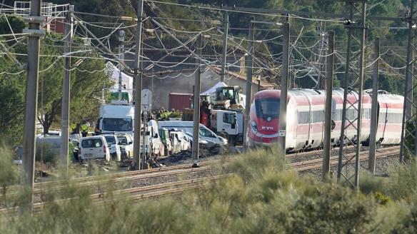 Labores de rescate y desescombro con los trenes accidentados en Adamuz