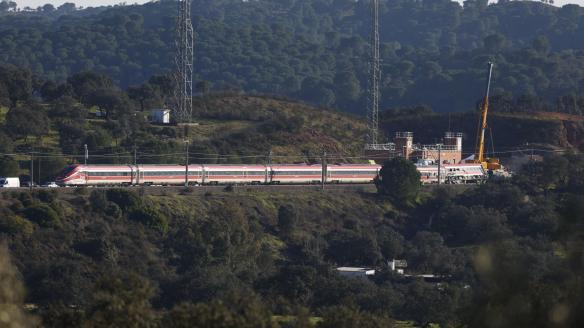 ADAMUZ (CÓRDOBA), 20/01/2026.- Varias grúas trabajan sobre el tren de Iryo accidentado, en el lugar de descarrilamiento de los trenes en el accidente ferroviario de Adamuz (Córdoba). EFE/Jorge Zapata