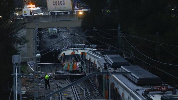 Bomberos revisan este miércoles el tren de Rodalies descarrilado el día anterior en Barcelona.