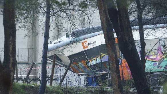 Vista del estado del tren de Rodalies descarrilado el martes en Barcelona.