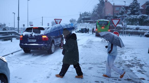 Vista de las calles de Torrelodones, Madrid cubiertas de nieve este miércoles.