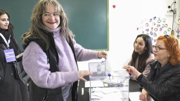 María Goikoetxea (Podemos), vota en el Colegio Público Pintor Pradilla de Villanueva de Gállego (Zaragoza),