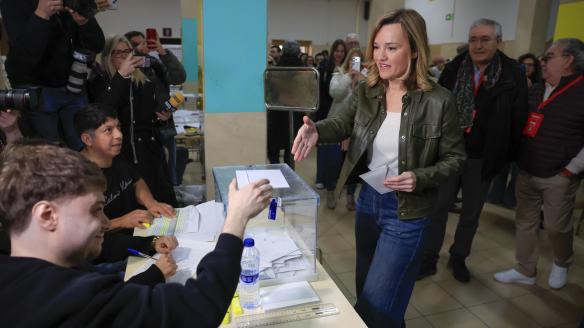ZARAGOZA, 08/02/2026.- La candidata del PSOE a la Presidencia de Aragón, Pilar Alegría, vota en el Instituto Goya de Zaragoza, durante las elecciones autonómicas que se celebran este domingo en Aragón. EFE/Javier Cebollada