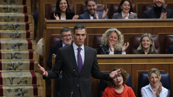 El presidente del Gobierno, Pedro Sánchez, responde al líder del PP, Alberto Núñez Feijóo, al inicio de la sesión de control