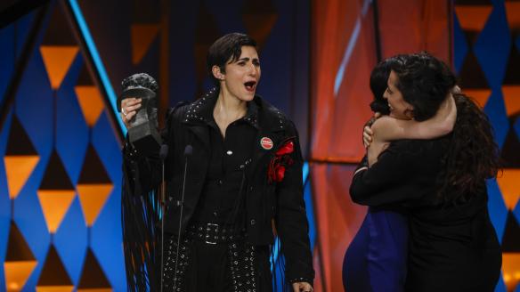 Alba Flores y Silvia Pérez Cruz recogiendo su Goya a Mejor canción original.