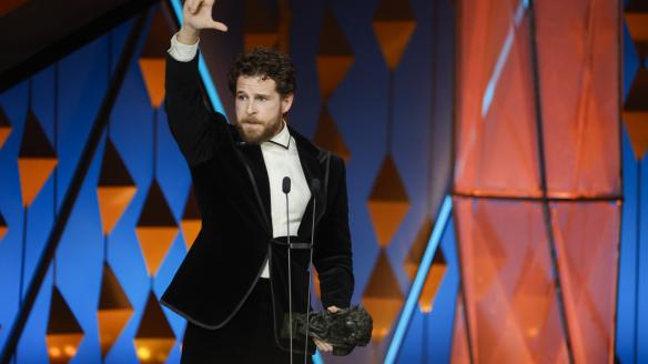 Álvaro Cervantes, con su Goya a Mejor actor de reparto.