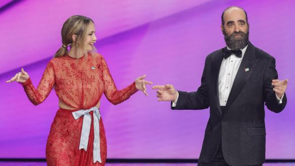 Los presentadores de los Goya, Rigoberta Bandini y Luis Tosar, cantando 'Amigos para siempre' para despedir la gala.