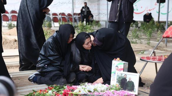 Unos ciudadanos iraníes lloran a una de las víctimas de los ataques de Israel y EEUU, en el cementerio Behesht Zahra, al sur de Teherán, el 9 de marzo de 2026.