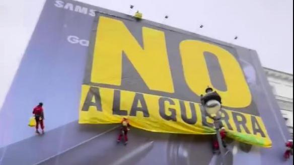 Captura de imagen del vídeo durante el despliegue de la lona de Greenpeace, en Madrid, para protestar contra la guerra de Irán.