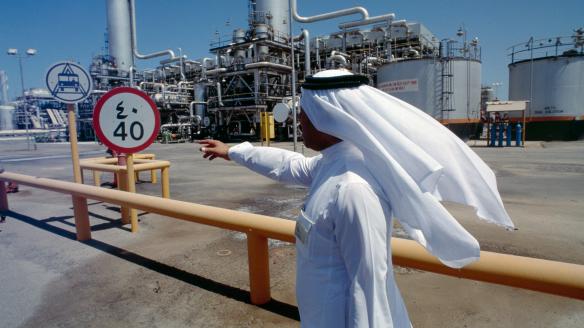 Un hombre visita una planta de Aramco, la petrolera saudí.