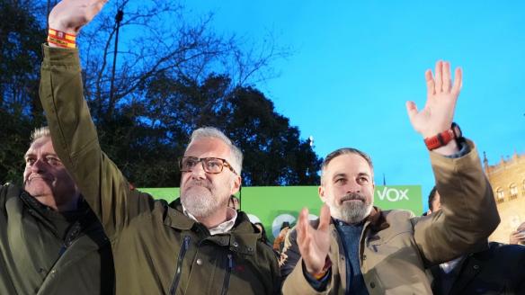 El líder de Vox, Santiago Abascal, junto a Carlos Pollán en el acto de cierre de campaña en Castilla y León.