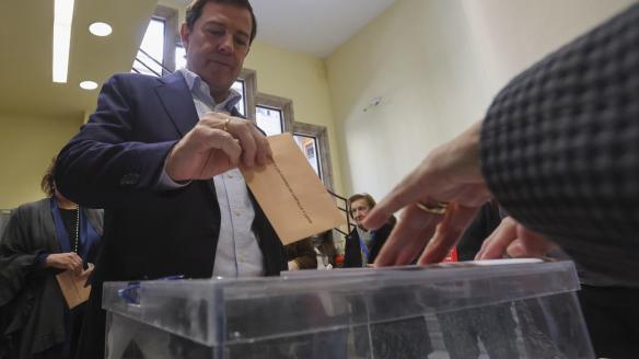 SALAMANCA, 15/03/2026.- El candidato del Partido Popular de Castilla y León a la reelección como Presidente de la Junta, Alfonso Fernández Mañueco, ejerce su derecho a voto en Salamanca. EFE/ JM García