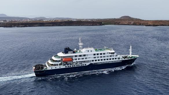 El MV Hondius, foco por los casos de hantavirus, deja atrás costas de Cabo Verde para dirigirse a España.