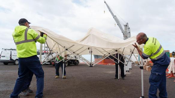 Operarios del puerto de Granadilla se preparan para la llegada del MV Hondius esta madrugada.