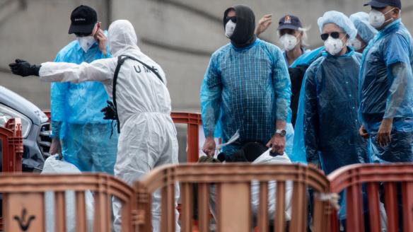 Ciudadanos británicos desembarcan tras ser evacuados del MV Hondius después de atracar en el puerto de Granadilla el 10 de mayo de 2026 en Tenerife, parte de las Islas Canarias, España.