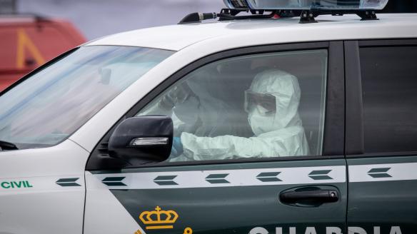 Un miembro de la Guardia Civil permanece sentado en un coche durante la evacuación de pasajeros del MV Hondius en el puerto de Granadilla el 10 de mayo de 2026 en Tenerife, parte de las Islas Canarias, España.