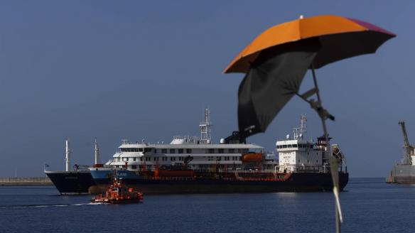 Un barco de abastecimiento ya proporciona combustible al MV Hondius, fondeado en Granadilla de Abona.